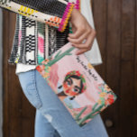 Empowerment in bloei: gepersonaliseerd monogram etui<br><div class="desc">Blijf georganiseerd in stijl met onze Empowerment in Bloom: Gepersonaliseerde Monogram Accessoirezak. Met een gedurfd, met de hand geschilderd bloemmotief en de inspirerende boodschap, "Soy Fuerte, Soy Bella" (Ik ben sterk, ik ben mooi), is deze zak net zo praktisch als mooi. Perfect voor het dragen van je dagelijkse benodigdheden, het...</div>