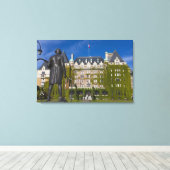 Empress Hotel en standbeeld van kapitein James Coo Canvas Afdruk (Insitu (Houten vloer))