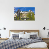 Empress Hotel en standbeeld van kapitein James Coo Canvas Afdruk (Insitu (Slaapkamer))