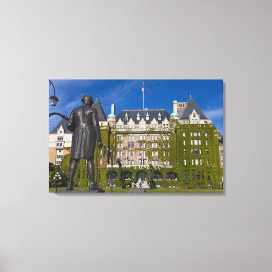 Empress Hotel en standbeeld van kapitein James Coo Canvas Afdruk (Voorkant)