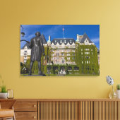 Empress Hotel en standbeeld van kapitein James Coo Canvas Afdruk (Insitu (Woonkamer))