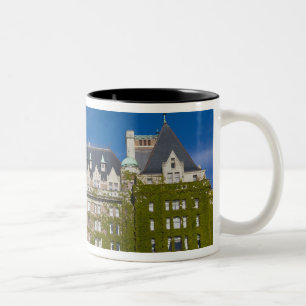 Empress Hotel en standbeeld van kapitein James Coo Tweekleurige Koffiemok