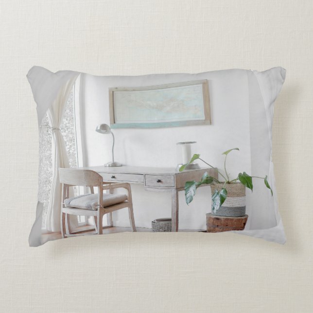 EMPTY DESK NEAR CURTATIE ACCENT KUSSEN (Voorkant)