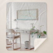 EMPTY DESK NEAR CURTATIE SHERPA DEKEN (Voorkant)