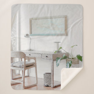 EMPTY DESK NEAR CURTATIE SHERPA DEKEN