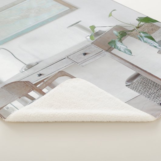 EMPTY DESK NEAR CURTATIE SHERPA DEKEN (3/4)