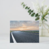 Empty Tarmac Road tegen Sunset Sky Briefkaart (Staand voorkant)