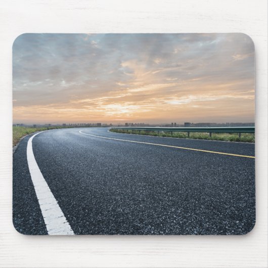 Empty Tarmac Road tegen Sunset Sky Muismat (Voorkant)