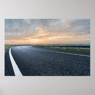 Empty Tarmac Road tegen Sunset Sky Poster