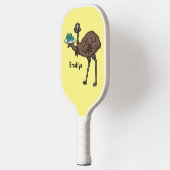 Emu met cartoon van eieren pickleball paddle (Links)