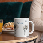 Emus Vogelliefhebbers gepersonaliseerd Koffiemok<br><div class="desc">Verras je favoriete vogelliefhebber met een gepersonaliseerde emu-koffie-mok. Deze mok is voorzien van realistische stijlillustraties van emoes en is klaar om te worden gepersonaliseerd met een naam in blauw lettertype. De graphics wikkelen zich om de beker en de naam verschijnt zowel aan de achterkant als aan de voorkant.</div>