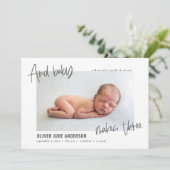 En baby maakt drie foto's van moderne geboorte aankondiging (Staand voorkant)