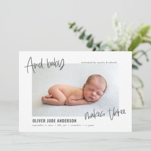 En baby maakt drie foto's van moderne geboorte aankondiging (Staand voorkant)