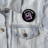 En-cyclops-pedia Funny Encyclopedia Pun Dark BG Ronde Button 5,7 Cm (In situ)