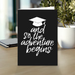 En dus begint het avontuur - Afstuderen Kaart<br><div class="desc">Voeg om het even welke warme groet aan creëer dit grillige ontwerp toe. Dit kan worden gebruikt voor elke afstuderen school,  hogeschool,  afstudeerder school,  geneesschool of zelfs handelsschool.</div>