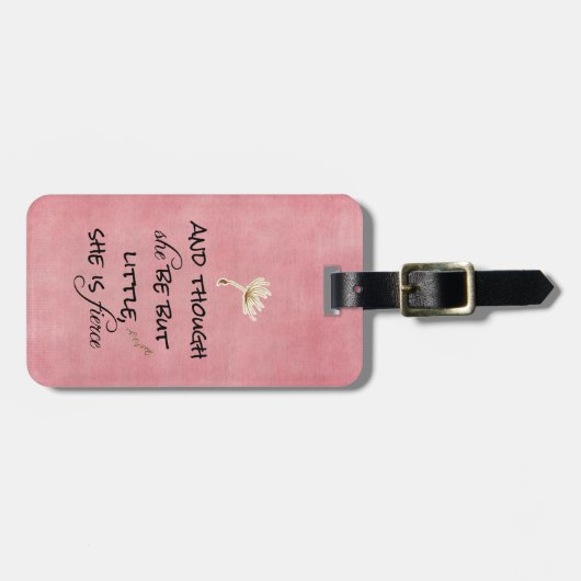 En hoewel ze maar klein is, is ze Fierce Quote Bagagelabel (Voorkant horizontaal)