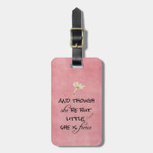 En hoewel ze maar klein is, is ze Fierce Quote Bagagelabel (Voorkant verticaal)