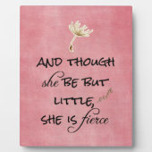 En hoewel ze maar klein is, is ze Fierce Quote Fotoplaat (Voorkant)