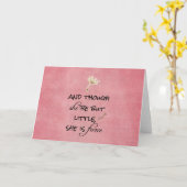 En hoewel ze maar klein is, is ze Fierce Quote Kaart (Gele Bloem)