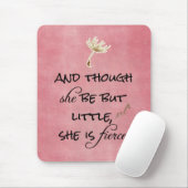 En hoewel ze maar klein is, is ze Fierce Quote Muismat (Met muis)