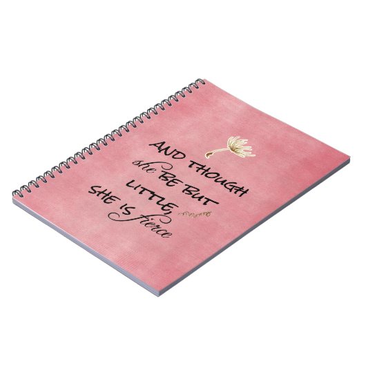 En hoewel ze maar klein is, is ze Fierce Quote Notitieboek (Linkerzijde)
