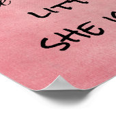 En hoewel ze maar klein is, is ze Fierce Quote Poster (Hoek)