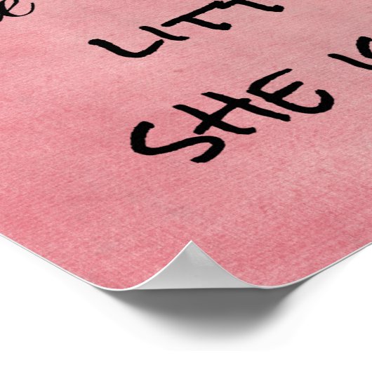 En hoewel ze maar klein is, is ze Fierce Quote Poster (Hoek)