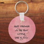En hoewel ze maar klein is, is ze Fierce Quote Sleutelhanger (Voorkant)