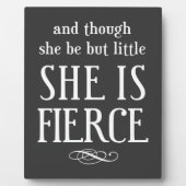 En hoewel ze maar klein is, is ze hevig fotoplaat (Voorkant)