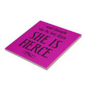 En hoewel ze maar klein is, is ze hevig tegeltje (Zijkant)