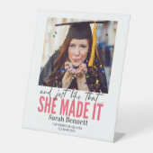 En net als dat ze maakte het afstudeerfeest reclamebord met voetstuk (Voorkant)