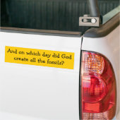 En op welke dag heeft God alle fossielen creëer? Bumpersticker (Op Truck)
