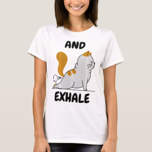 En Uitademende Yoga Kat Comfort Kleuren Volwassene T-shirt