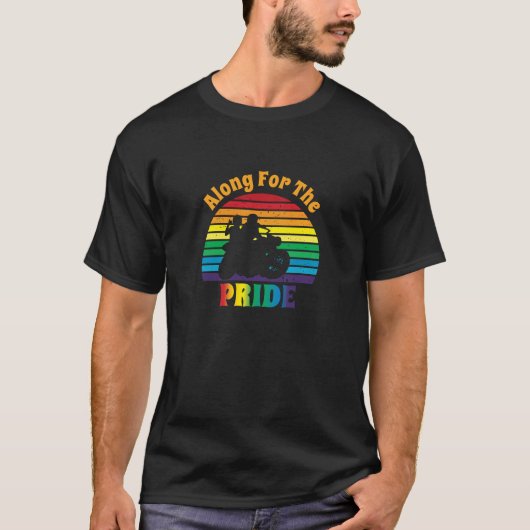 En voor de Pride 70's Motorcycle Rainbow Sunset T-shirt (Voorkant)