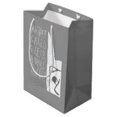 En ze hebben hun verschrikkelijke roeren gerooid. medium cadeauzakje (Achterkant Gekanteld)