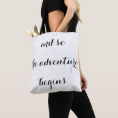 "En zo begint het avontuur" Reizen Tote Bag (Dichtbij)