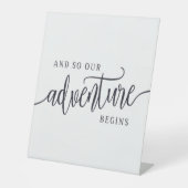 En zo begint ons avontuur modern reclamebord met voetstuk (Voorkant)