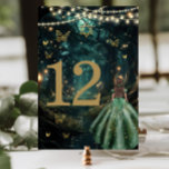 Enchanted Forest Emerald Green Dress Bat Mitzvah Kaart<br><div class="desc">Personaliseer deze coördinerende Bat Mitswa tafelnummerkaart gemakkelijk en snel. Klik op de knop Bewerken met ontwerpgereedschappen om de tekst verder te bewerken, lettertypestijlen en lettertypekleuren te wijzigen. Met een meisje gekleed in een smaragdgroene jurk en een betoverde bos achtergrond. De vlinders, het meisje en de ster van David zijn beweegbaar,...</div>