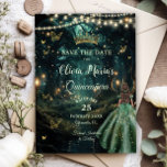 Enchanted Forest Emerald Groene Jurk Quinceañera Save The Date<br><div class="desc">Personaliseer deze betoverende Quinceañera / Sweet 16 verjaardag, sla de datum gemakkelijk en snel op. Klik op de knop Bewerken met ontwerpgereedschappen om de tekst verder te bewerken, lettertypestijlen en lettertypekleuren te wijzigen. Met een meisje gekleed in een smaragdgroene jurk en een betoverende bos achtergrond. De vlinders, kweepeer meisje en...</div>