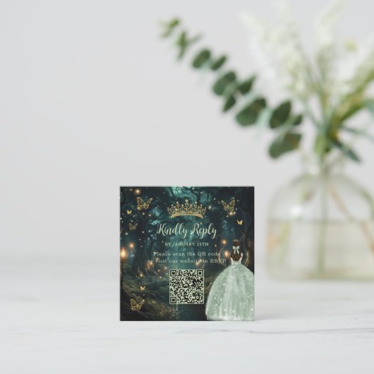 Enchanted Forest Sage Green Quinceañera QR RSVP Informatiekaartje (Staand voorkant)
