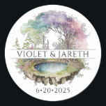 Enchanted Woodlands Fairytale Wedding Ronde Sticker<br><div class="desc">Magische betoverende bosgebieden sprookjesboten voor bruiloft of stickers van enveloppen voor jullie betoverende nieuwkomers. Magische waterverf bosbomen en magisch goed. Unieke en artistieke fantasiestijl. Sticker je bruiloft met een  fantasie sticker.</div>