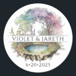 Enchanted Woodlands Fairytale Wedding Ronde Sticker<br><div class="desc">Magische betoverende bosgebieden sprookjesboten voor bruiloft of stickers van enveloppen voor jullie betoverende nieuwkomers. Magische waterverf bosbomen en magisch goed. Unieke en artistieke fantasiestijl. Sticker je bruiloft met een  fantasie sticker.</div>