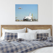 Endeavor op Runway met Columbia op SCA Overhea Canvas Afdruk (Insitu (Slaapkamer))
