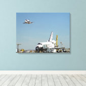 Endeavor op Runway met Columbia op SCA Overhea Canvas Afdruk (Insitu (Houten vloer))