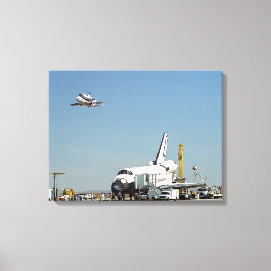 Endeavor op Runway met Columbia op SCA Overhea Canvas Afdruk (Voorkant)