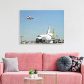 Endeavor op Runway met Columbia op SCA Overhea Canvas Afdruk (Insitu (Woonkamer))