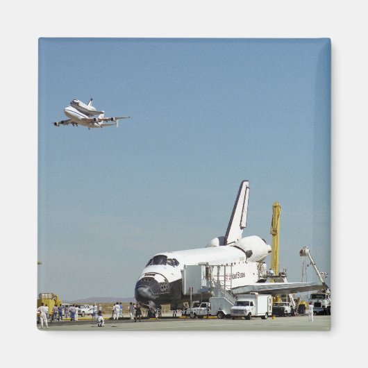 Endeavor op Runway met Columbia op SCA Overhea Magneet (Voorkant)