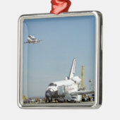 Endeavor op Runway met Columbia op SCA Overhea Metalen Ornament (Links)