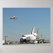 Endeavor op Runway met Columbia op SCA Overhea Poster (Voorkant)