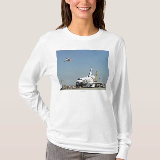 Endeavor op Runway met Columbia op SCA Overhea T-shirt (Voorkant)